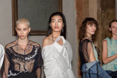 Milan, İtalya - 21 Eylül: Güzel modelleri poz backstage hemen önce hareket n 21 gösterisinde Milan üzerinde 21 Eylül 2018 Milan kadın moda haftası sırasında.