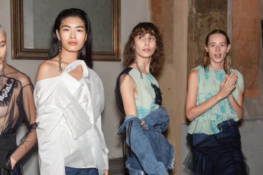Milan, İtalya - 21 Eylül: Güzel modelleri poz backstage hemen önce hareket n 21 gösterisinde Milan üzerinde 21 Eylül 2018 Milan kadın moda haftası sırasında.