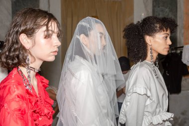 Milan, İtalya - 21 Eylül: Güzel modelleri poz backstage hemen önce hareket n 21 gösterisinde Milan üzerinde 21 Eylül 2018 Milan kadın moda haftası sırasında.