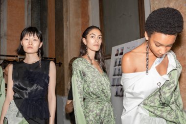 Milan, İtalya - 21 Eylül: Güzel modelleri poz backstage hemen önce hareket n 21 gösterisinde Milan üzerinde 21 Eylül 2018 Milan kadın moda haftası sırasında.