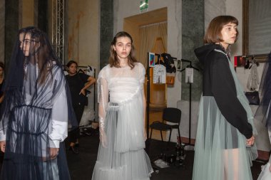 Milan, İtalya - 21 Eylül: Güzel modelleri poz backstage hemen önce hareket n 21 gösterisinde Milan üzerinde 21 Eylül 2018 Milan kadın moda haftası sırasında.