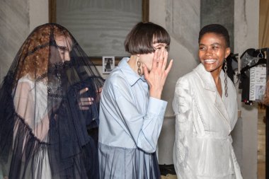 Milan, İtalya - 21 Eylül: Güzel modelleri poz backstage hemen önce hareket n 21 gösterisinde Milan üzerinde 21 Eylül 2018 Milan kadın moda haftası sırasında.
