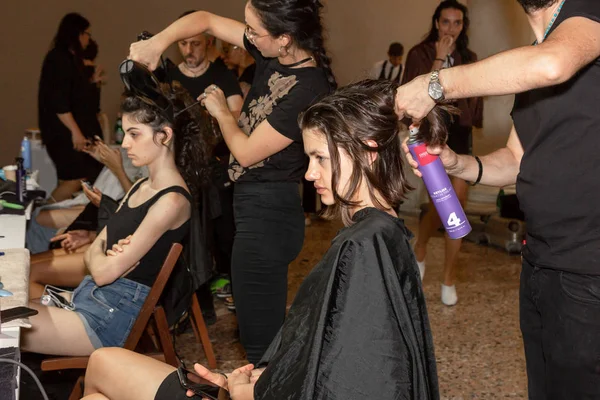 意大利米兰 9月21日 美丽的模特坐在化妆之前在米兰女子时装周的21表演 — 图库照片