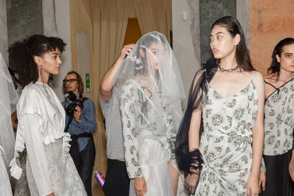 Milan, İtalya - 21 Eylül: Güzel modelleri poz backstage hemen önce hareket n 21 gösterisinde Milan üzerinde 21 Eylül 2018 Milan kadın moda haftası sırasında.