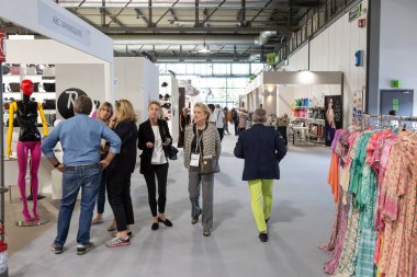 Milan, İtalya - 14 Eylül: İnsanlar Homi, ev Uluslararası gösteri ve referans noktası için tüm o iç tasarım sektöründe 14 Eylül 2018 Milano ziyaret edin.