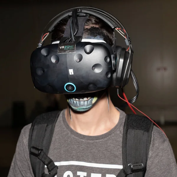 Milão Itália Outubro Cara Tenta Realidade Virtual Headset Games Week — Fotografia de Stock