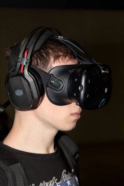 Milan Italië Oktober Een Man Probeert Headset Games Week 2018 — Stockfoto