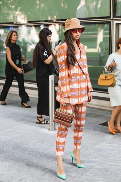 Milan Italië September Modieuze Vrouw Poses Buiten Giorgio Armani Modeshow — Stockfoto