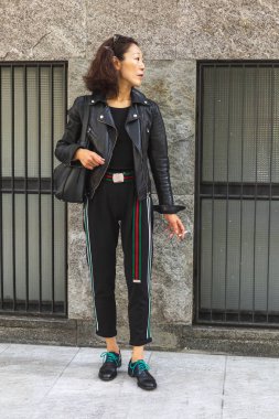 Milan, İtalya - 23 Eylül: Moda kadın pozlar Giorgio Armani defile sırasında Milan kadın moda haftası 23 Eylül 2018 tarihinde Milano'da dışında.
