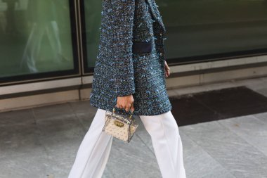 Milan, İtalya - 23 Eylül: Ayrıntı moda kadının dış Giorgio Armani defile üzerinde 23 Eylül 2018 Milan kadın moda haftası sırasında Milano poz.