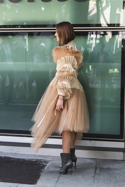 Milan Italië September Modieuze Vrouw Poses Buiten Giorgio Armani Modeshow — Stockfoto