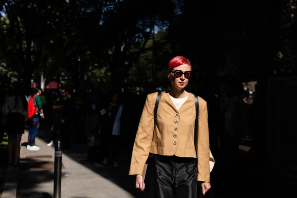 Milão Itália Setembro Mulher Elegante Posa Fora Desfile Moda Giorgio — Fotografia de Stock