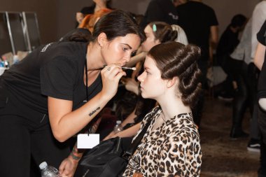 Milan, İtalya - 23 Eylül: Makyaj hemen önce Francesca Liberatore gösterisi üzerinde 23 Eylül 2018 Milan kadın moda haftası sırasında Milano, güzel model.