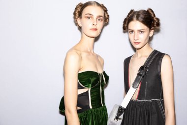 Milan, İtalya - 23 Eylül: Güzel modelleri poz backstage Francesca Liberatore göstermeden önce üzerinde 23 Eylül 2018 Milan kadın moda haftası sırasında Milan'da sadece.