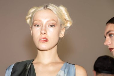 Milan, İtalya - 23 Eylül: Güzel model teşkil etmektedir backstage Francesca Liberatore göstermeden önce üzerinde 23 Eylül 2018 Milan kadın moda haftası sırasında Milan'da sadece.