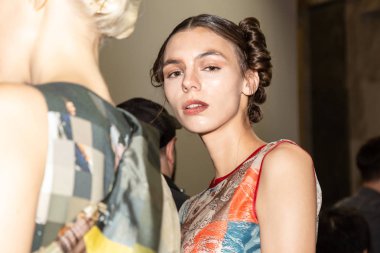 Milan, İtalya - 23 Eylül: Güzel model teşkil etmektedir backstage Francesca Liberatore göstermeden önce üzerinde 23 Eylül 2018 Milan kadın moda haftası sırasında Milan'da sadece.