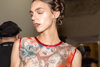 Milan, İtalya - 23 Eylül: Güzel model teşkil etmektedir backstage Francesca Liberatore göstermeden önce üzerinde 23 Eylül 2018 Milan kadın moda haftası sırasında Milan'da sadece.