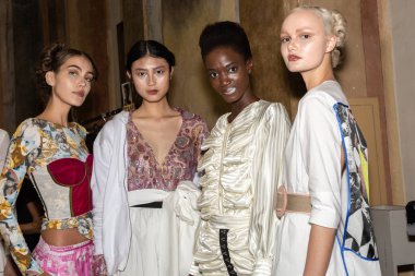 Milan, İtalya - 23 Eylül: Güzel modelleri poz backstage Francesca Liberatore göstermeden önce üzerinde 23 Eylül 2018 Milan kadın moda haftası sırasında Milan'da sadece.