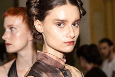Milan, İtalya - 23 Eylül: Güzel model teşkil etmektedir backstage Francesca Liberatore göstermeden önce üzerinde 23 Eylül 2018 Milan kadın moda haftası sırasında Milan'da sadece.
