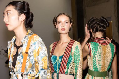 Milan, İtalya - 23 Eylül: Güzel modelleri poz backstage Francesca Liberatore göstermeden önce üzerinde 23 Eylül 2018 Milan kadın moda haftası sırasında Milan'da sadece.