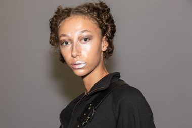 Milan, İtalya - 23 Eylül: Güzel model teşkil etmektedir backstage Francesca Liberatore göstermeden önce üzerinde 23 Eylül 2018 Milan kadın moda haftası sırasında Milan'da sadece.