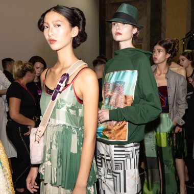 Milan, İtalya - 23 Eylül: Güzel modelleri poz backstage Francesca Liberatore göstermeden önce üzerinde 23 Eylül 2018 Milan kadın moda haftası sırasında Milan'da sadece.
