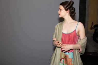 Milan, İtalya - 23 Eylül: Güzel model teşkil etmektedir backstage Francesca Liberatore göstermeden önce üzerinde 23 Eylül 2018 Milan kadın moda haftası sırasında Milan'da sadece.