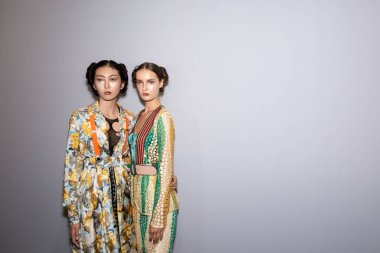 Milan, İtalya - 23 Eylül: Güzel model teşkil etmektedir backstage Francesca Liberatore göstermeden önce üzerinde 23 Eylül 2018 Milan kadın moda haftası sırasında Milan'da sadece.