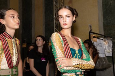 Milan, İtalya - 23 Eylül: Güzel model teşkil etmektedir backstage Francesca Liberatore göstermeden önce üzerinde 23 Eylül 2018 Milan kadın moda haftası sırasında Milan'da sadece.