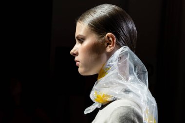 Milan, İtalya - 23 Eylül: Muhteşem modeli Milano D.Exterior showat Milan kadın moda haftası 23 Eylül 2018 üzerinde önce prova sırasında görülür.
