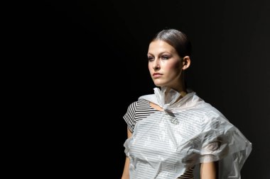 Milan, İtalya - 23 Eylül: Muhteşem modeli Milano D.Exterior showat Milan kadın moda haftası 23 Eylül 2018 üzerinde önce prova sırasında görülür.