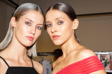 Milan, İtalya - 23 Eylül: Güzel modelleri poz backstage D.Exterior göstermeden önce üzerinde 23 Eylül 2018 Milan kadın moda haftası sırasında Milan'da sadece.