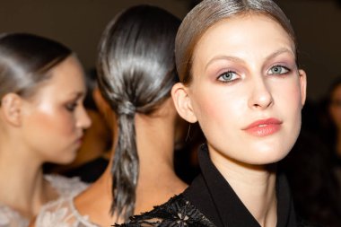 Milan, İtalya - 23 Eylül: Güzel model teşkil etmektedir backstage D.Exterior göstermeden önce üzerinde 23 Eylül 2018 Milan kadın moda haftası sırasında Milan'da sadece.