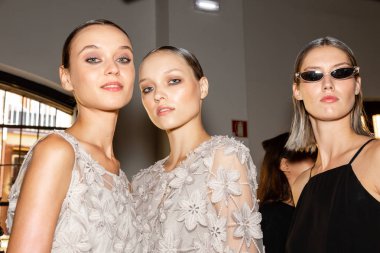 Milan, İtalya - 23 Eylül: Güzel modelleri poz backstage D.Exterior göstermeden önce üzerinde 23 Eylül 2018 Milan kadın moda haftası sırasında Milan'da sadece.