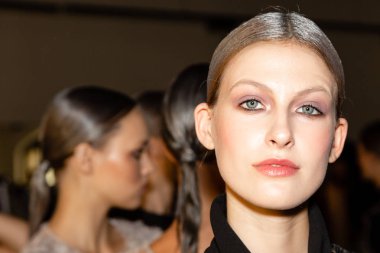 Milan, İtalya - 23 Eylül: Güzel model teşkil etmektedir backstage D.Exterior göstermeden önce üzerinde 23 Eylül 2018 Milan kadın moda haftası sırasında Milan'da sadece.