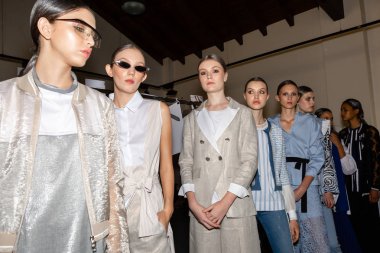 Milan, İtalya - 23 Eylül: Güzel modelleri poz backstage D.Exterior göstermeden önce üzerinde 23 Eylül 2018 Milan kadın moda haftası sırasında Milan'da sadece.