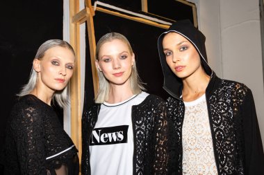 Milan, İtalya - 23 Eylül: Güzel modelleri poz backstage D.Exterior göstermeden önce üzerinde 23 Eylül 2018 Milan kadın moda haftası sırasında Milan'da sadece.
