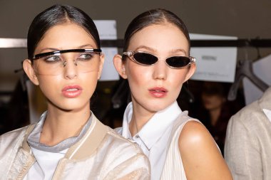 Milan, İtalya - 23 Eylül: Güzel modelleri poz backstage D.Exterior göstermeden önce üzerinde 23 Eylül 2018 Milan kadın moda haftası sırasında Milan'da sadece.