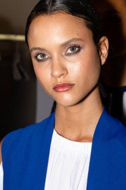 Milan, İtalya - 23 Eylül: Güzel model teşkil etmektedir backstage D.Exterior göstermeden önce üzerinde 23 Eylül 2018 Milan kadın moda haftası sırasında Milan'da sadece.