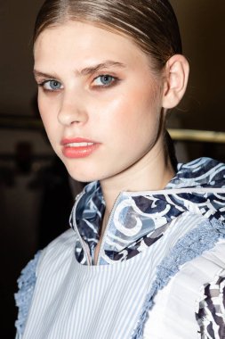 Milan, İtalya - 23 Eylül: Güzel model teşkil etmektedir backstage D.Exterior göstermeden önce üzerinde 23 Eylül 2018 Milan kadın moda haftası sırasında Milan'da sadece.