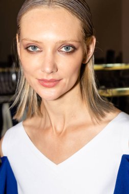 Milan, İtalya - 23 Eylül: Güzel model teşkil etmektedir backstage D.Exterior göstermeden önce üzerinde 23 Eylül 2018 Milan kadın moda haftası sırasında Milan'da sadece.