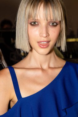 Milan, İtalya - 23 Eylül: Güzel model teşkil etmektedir backstage D.Exterior göstermeden önce üzerinde 23 Eylül 2018 Milan kadın moda haftası sırasında Milan'da sadece.
