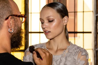 Milan, İtalya - 23 Eylül: Güzel model teşkil etmektedir backstage D.Exterior göstermeden önce üzerinde 23 Eylül 2018 Milan kadın moda haftası sırasında Milan'da sadece.