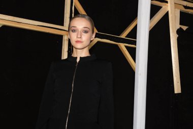 Milan, İtalya - 23 Eylül: Güzel model teşkil etmektedir backstage D.Exterior göstermeden önce üzerinde 23 Eylül 2018 Milan kadın moda haftası sırasında Milan'da sadece.
