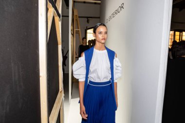 Milan, İtalya - 23 Eylül: Güzel model teşkil etmektedir backstage D.Exterior göstermeden önce üzerinde 23 Eylül 2018 Milan kadın moda haftası sırasında Milan'da sadece.