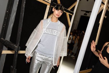 Milan, İtalya - 23 Eylül: Güzel model teşkil etmektedir backstage D.Exterior göstermeden önce üzerinde 23 Eylül 2018 Milan kadın moda haftası sırasında Milan'da sadece.