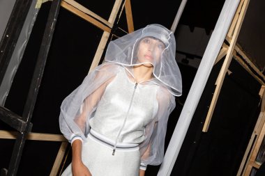 Milan, İtalya - 23 Eylül: Güzel model teşkil etmektedir backstage D.Exterior göstermeden önce üzerinde 23 Eylül 2018 Milan kadın moda haftası sırasında Milan'da sadece.