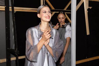 Milan, İtalya - 23 Eylül: Güzel model teşkil etmektedir backstage D.Exterior göstermeden önce üzerinde 23 Eylül 2018 Milan kadın moda haftası sırasında Milan'da sadece.