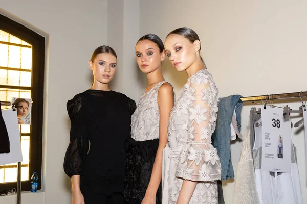 Milan Talya Eylül Güzel Modelleri Poz Backstage Exterior Göstermeden Önce — Stok fotoğraf