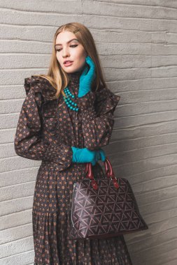 Milan, İtalya - 24 Eylül: Güzel model teşkil etmektedir backstage Atsushi Nakashima göstermeden önce üzerinde 24 Eylül 2018 Milan kadın moda haftası sırasında Milan'da sadece.